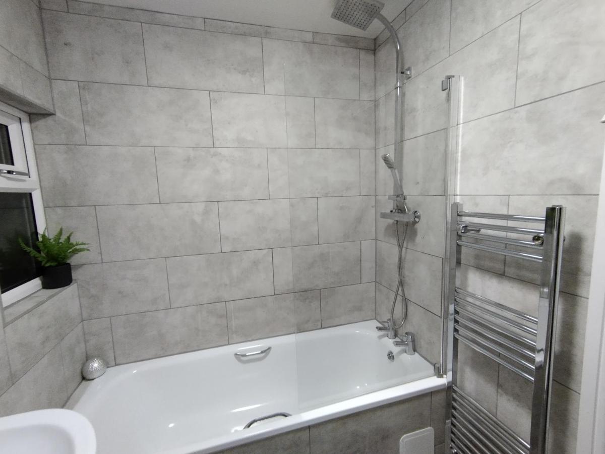 Queens Holiday Apartment 彭布罗克 外观 照片