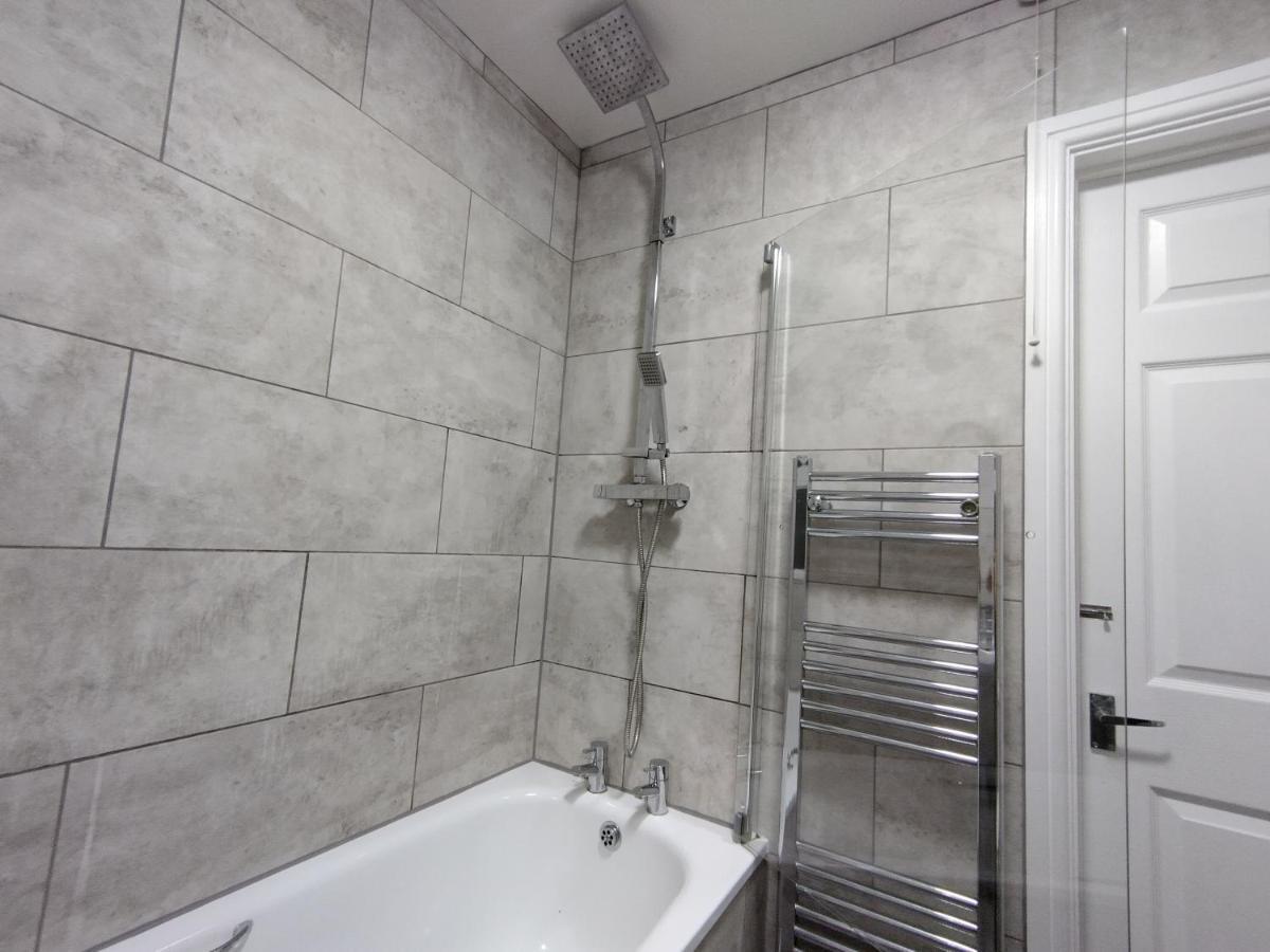 Queens Holiday Apartment 彭布罗克 外观 照片