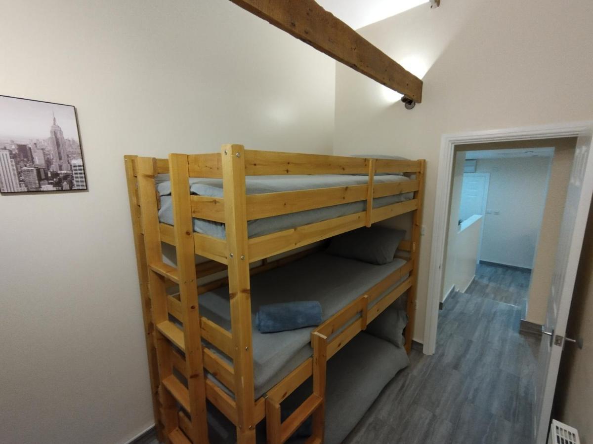 Queens Holiday Apartment 彭布罗克 外观 照片